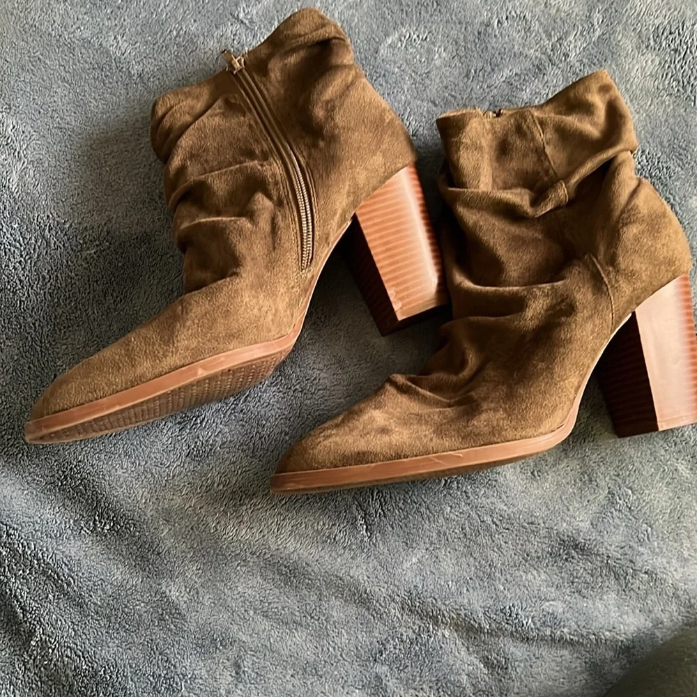Qupid Faux Suede Rouched Stacked Heel Side Zip Boots NWOT Sz 10. Brown